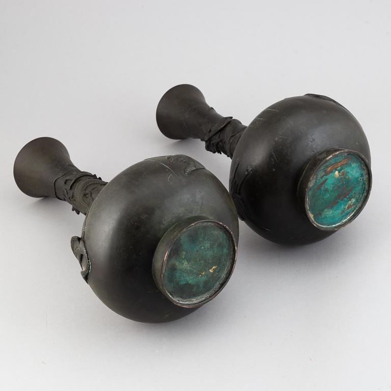 A pair of Japanese bronze vases, Meiji period (1868-1912).