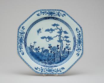 390. A blue and white serving dish. Qing dynasty, Qianlong (1736-95).
