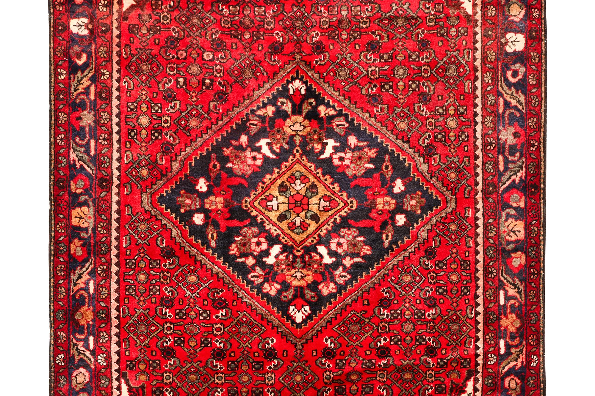 A Hamadan carpet, c. 299 x 159 cm.