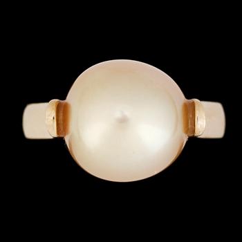 21. A cultured golden South sea pearl ring, 11,5 mm.