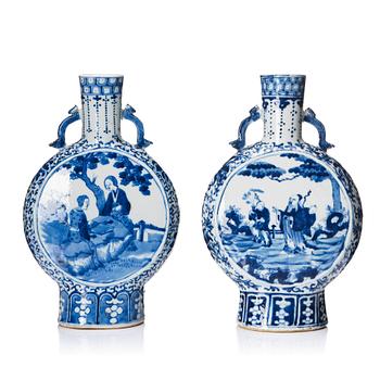 1152. A matched pair of blue and white moon flasks, Qing dynasty, 19th century.