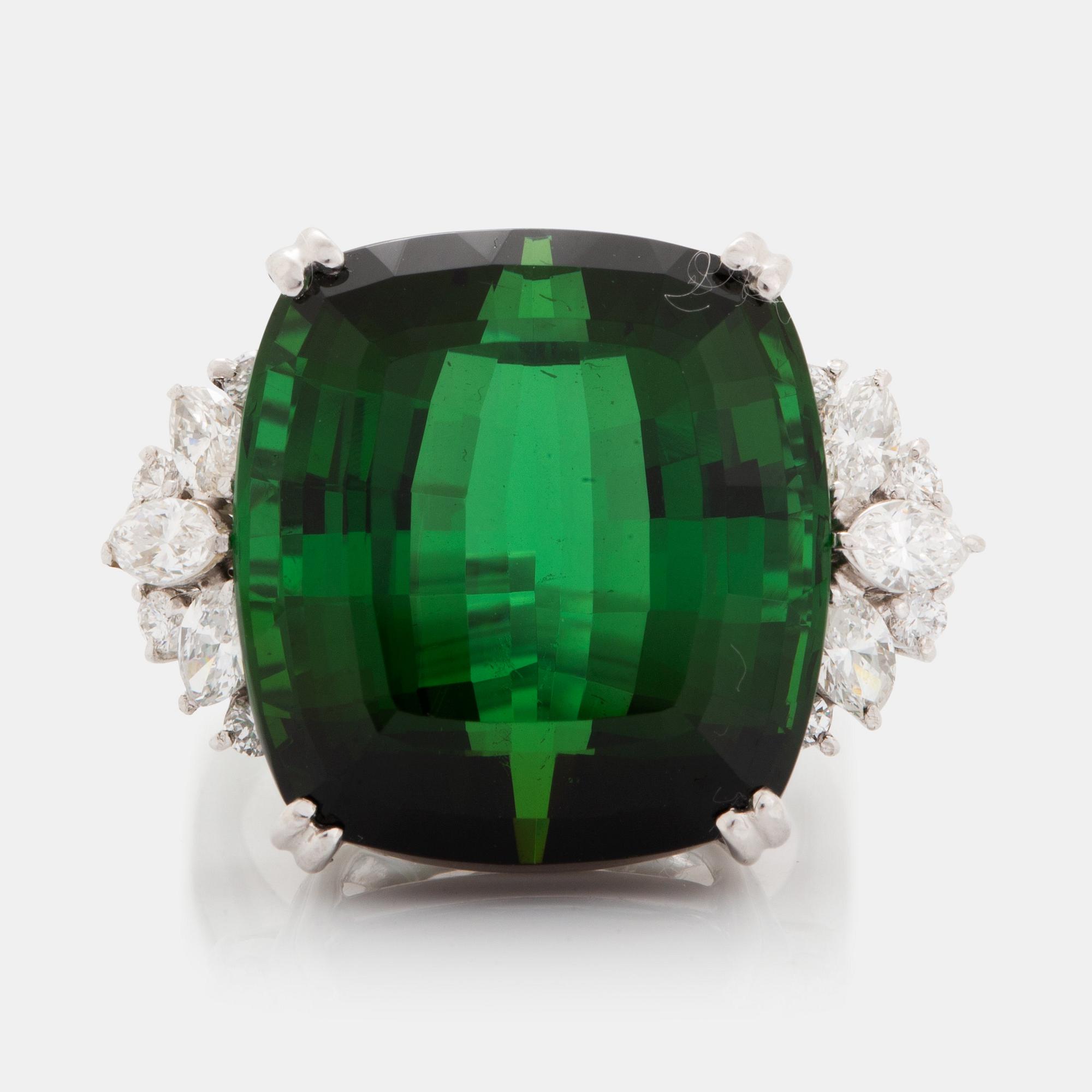 Ring 18K vitguld med en fasettslipad grön turmalin.