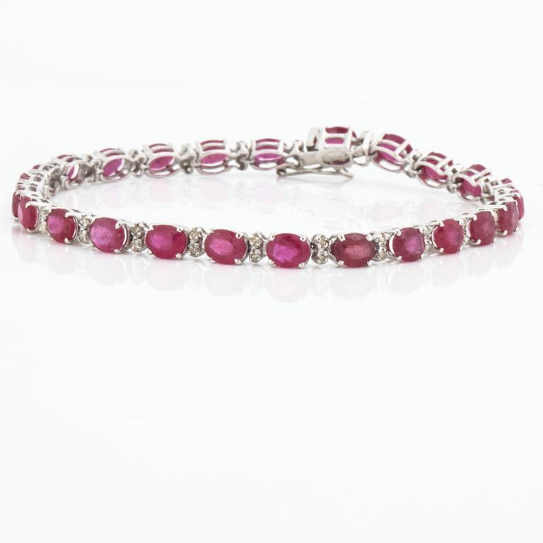 ARMBAND, med rubiner ca 11.90 ct och briljantslipade diamanter ca 0.55 ct.