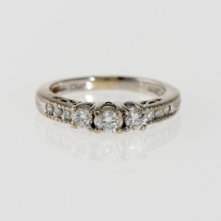 RING, 14K vitguld, briljantslipade diamanter tot. ca 0,50 ct. Vikt 3,6 g.
