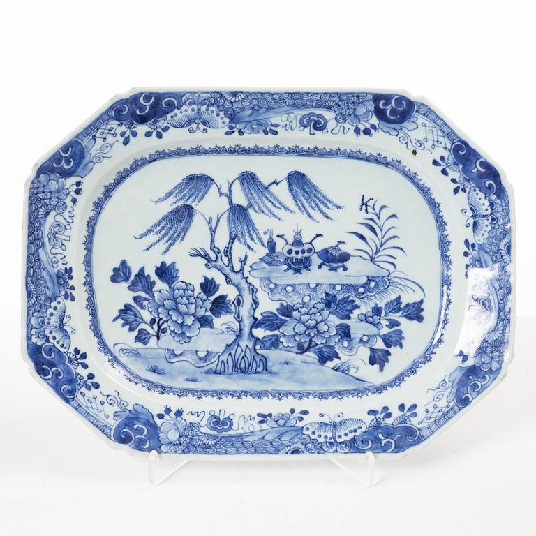Stekfat, porslin, Kina, Qingdynastin, Qianlong (1736-95).
