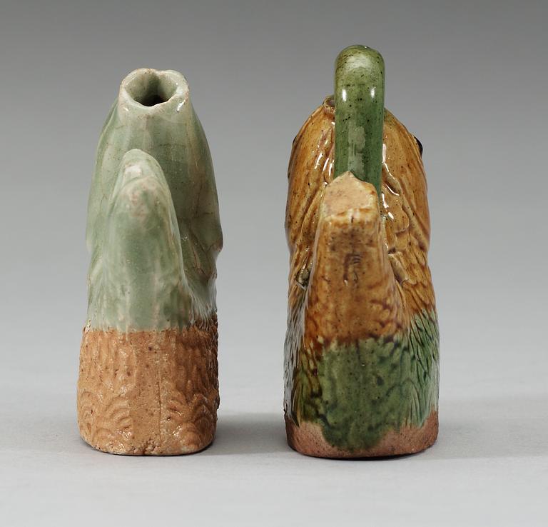 VATTENDROPPARE, två stycken, keramik. Qing dynastin, Kangxi (1662-1722).