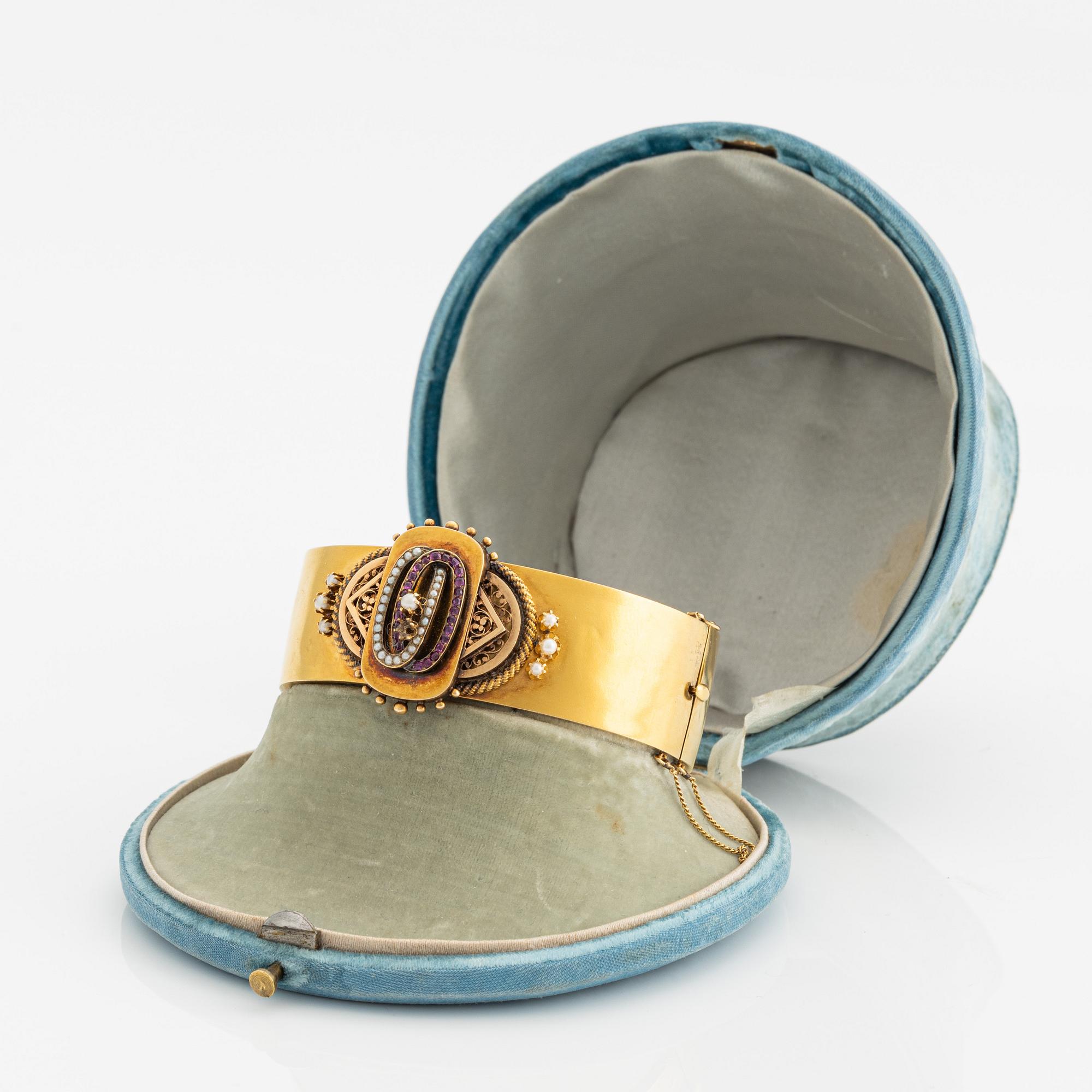 Armring, 18K guld, orientaliska seedpärlor samt rubiner, Lars Larsson & Co, Göteborg, 1869.