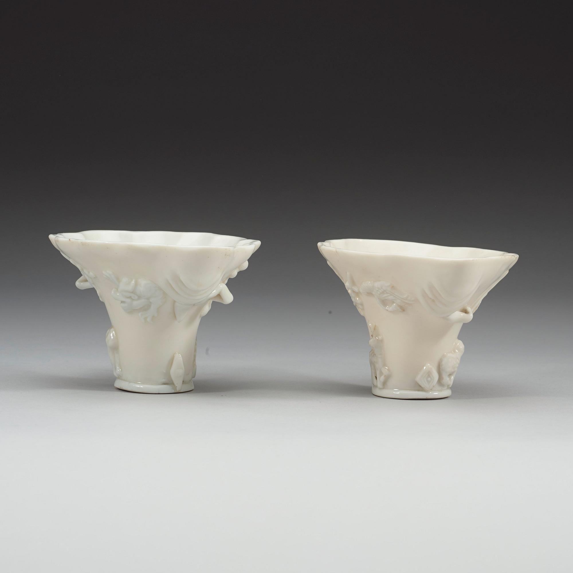 VINOFFERBÄGARE, två stycken, blanc de chine. Qing dynastin, Kangxi (1662-1722).
