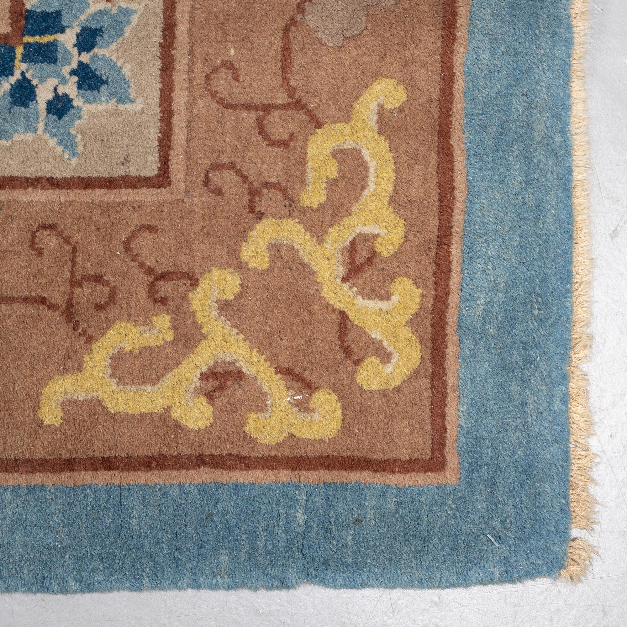 A carpet, a semi-antique China, ca 329,5-332 x 241,5 cm (as well as 1-1,5 cm flat weave at the ends).