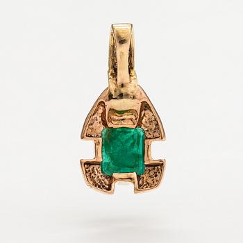 A 14K gold pendant with emeralds and diamonds ca. 0.09 ct in total.