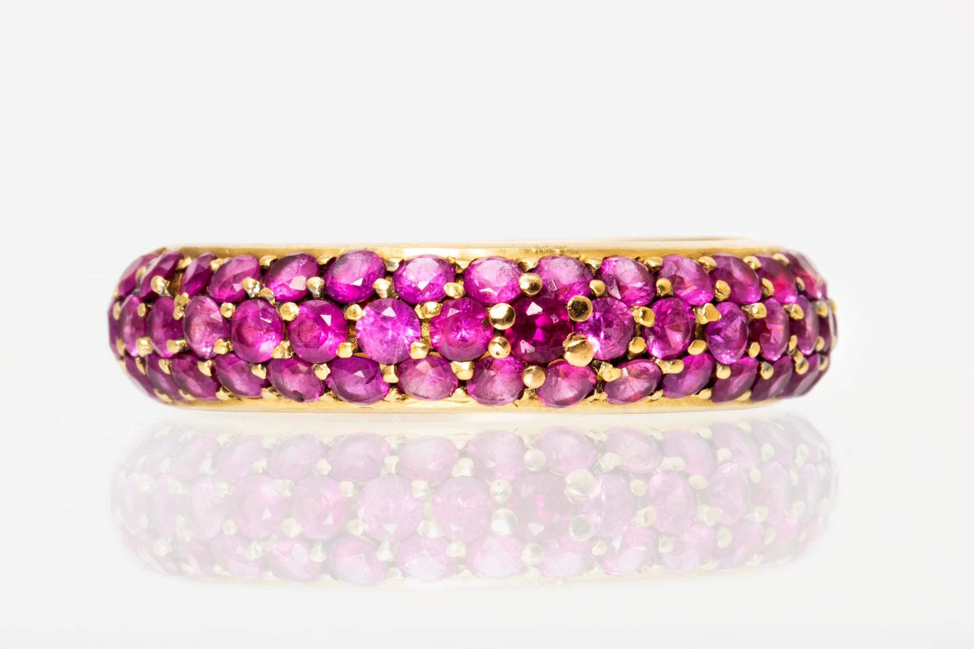 Ring 18K gold with rubies.
