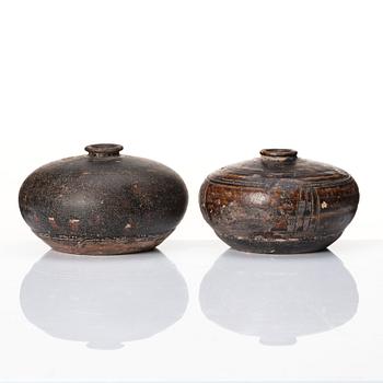 Two Sawankhalok jars, Thailand/Kambodja, 15/16th century.