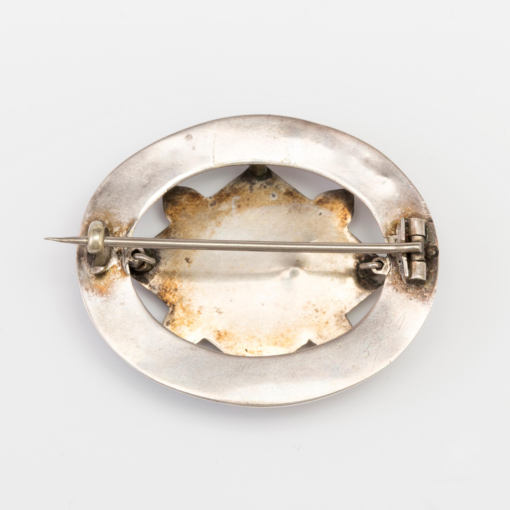 A BROOCH set wiht jasper, heliotrop and agate.
