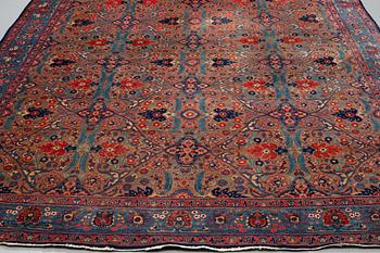 Matto, a semi-antique Yazd probably, ca 409-420 x 325,5-333,5 cm.