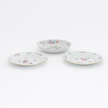 A pair of famille rose plates and a famille rose serving dish, Qing dynasty, Qianlong (1736-95).