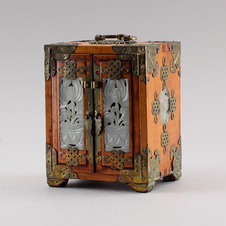 SMYCKESSKRIN, Kina, 1900-talets mitt.