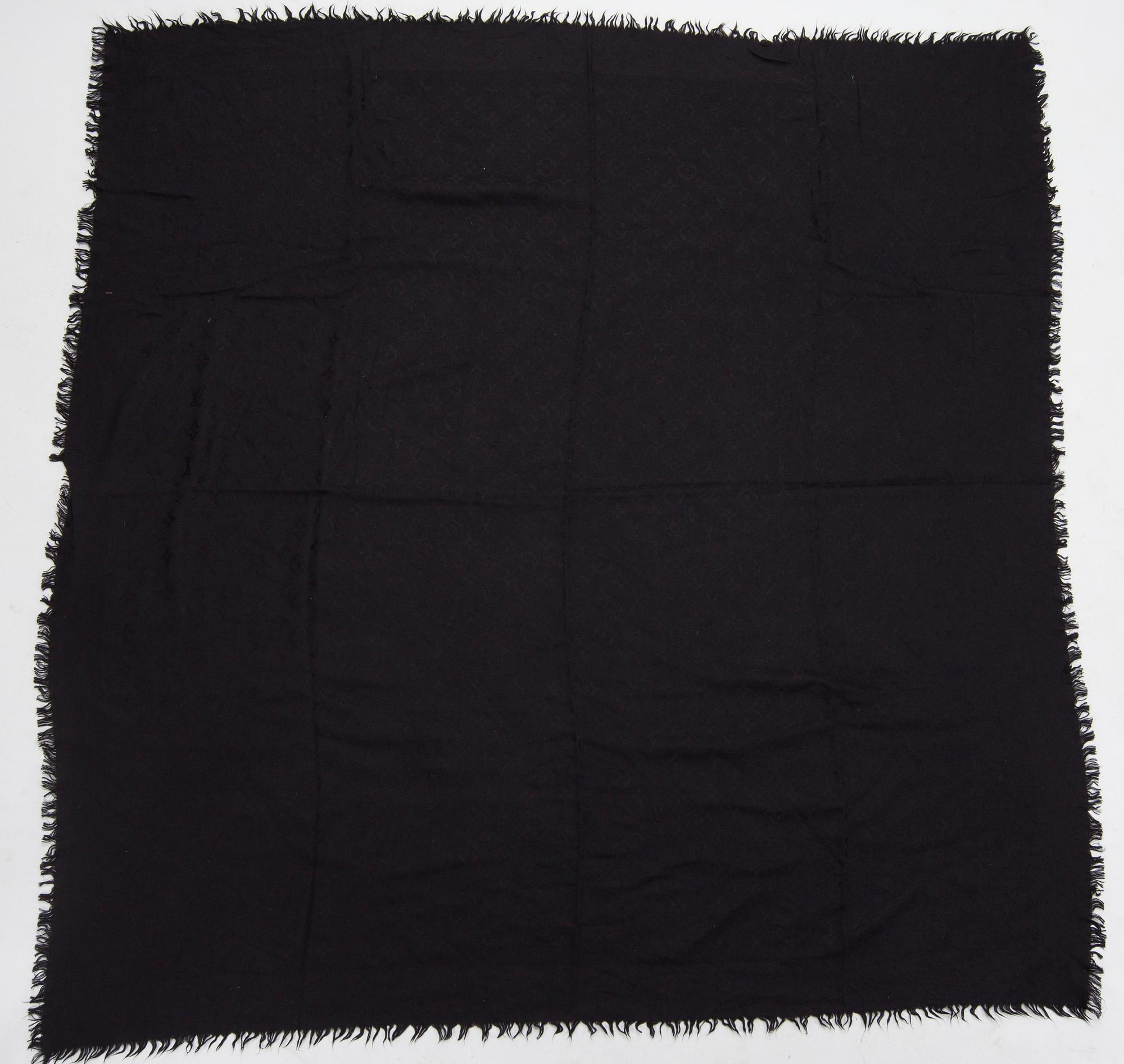 SJALAR, 3 stycken, Louis Vuitton.