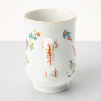 Mugg samt två fat, porslin, Kina, 1700-tal.