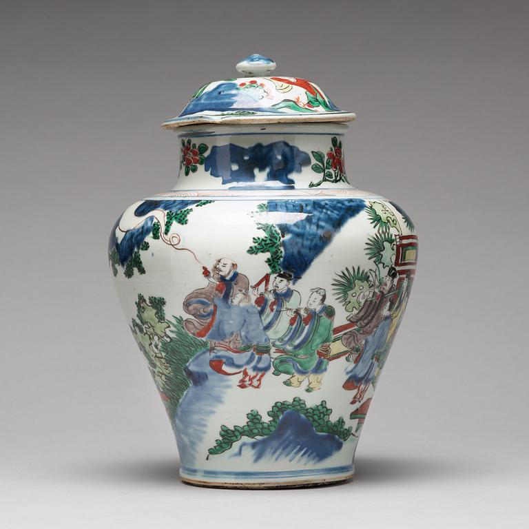 A Transitional wucai baluster vase with cover, 17th Century, Shunzhi (1644-1662).