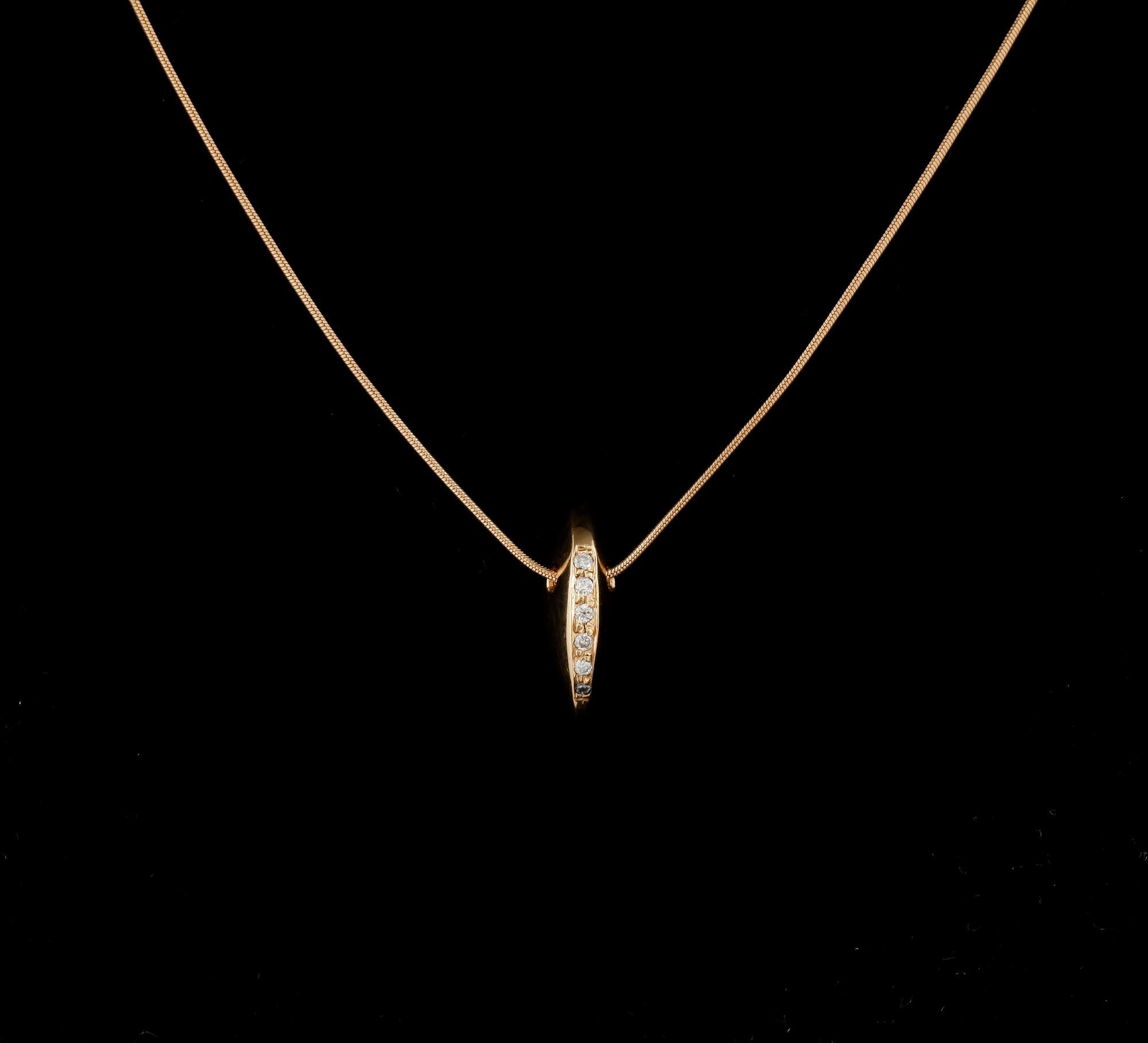 HÄNGE MED HALSKEDJA, 18K guld och 6 små briljantslipade diamanter, Bengt Hallberg. Vikt 5,9g.