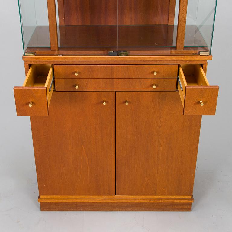 Johan Hellström, vitrinskåp, "Effect", Åfors Möbelfabrik, 1900-talets andra hälft.