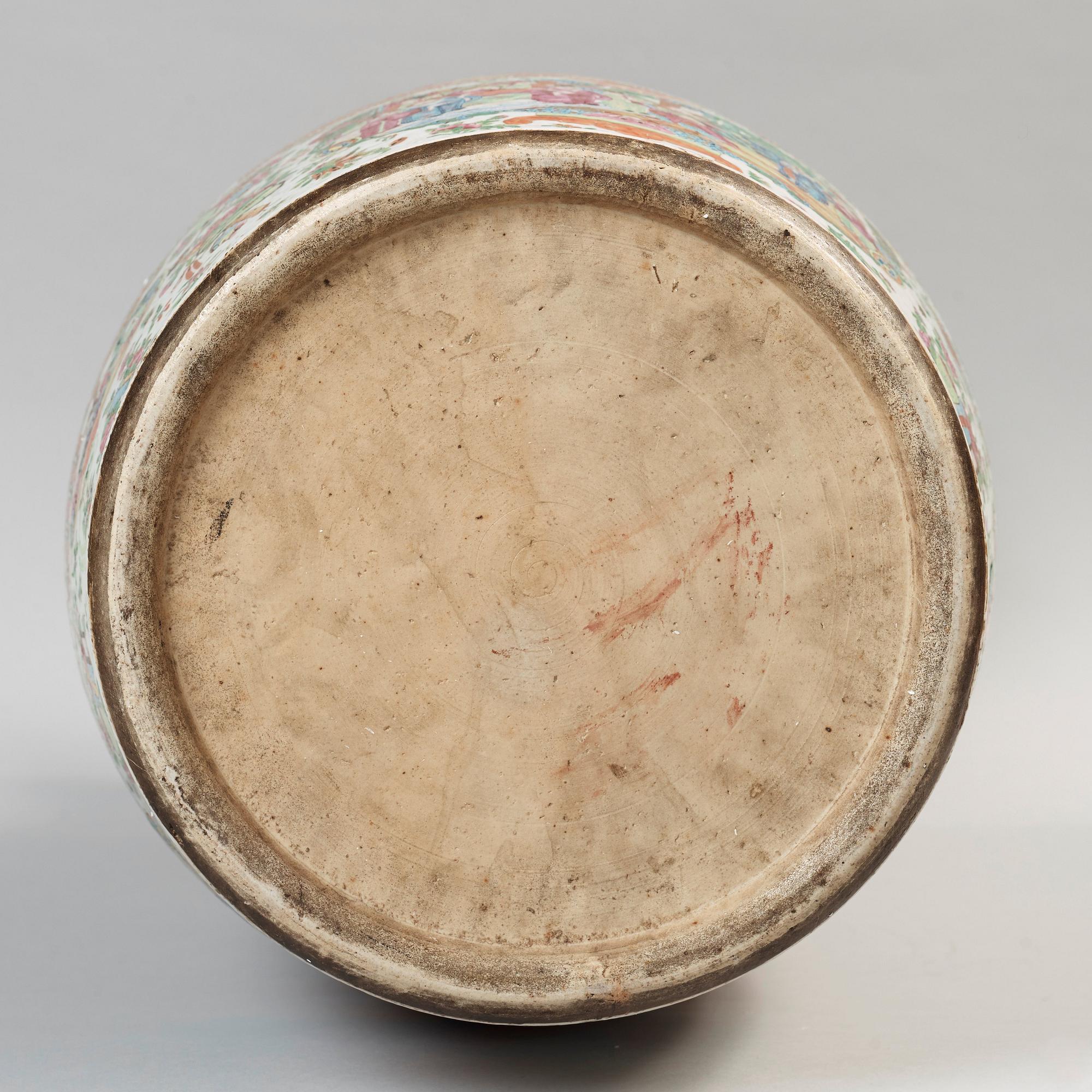 URNA, porslin. Qing dynastin, Kanton, 1800-tal.