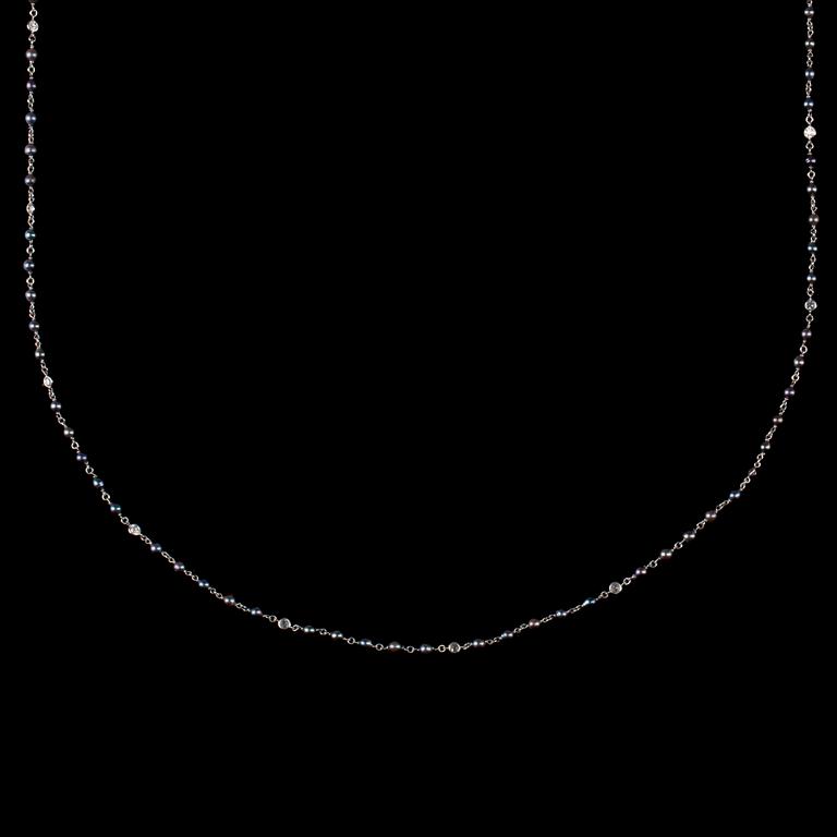 COLLIER, odlade grå pärlor och briljantslipade diamanter, tot. 1.21 ct.