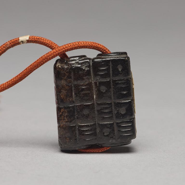 OBJEKT, tre stycken, nefrit. Kina.