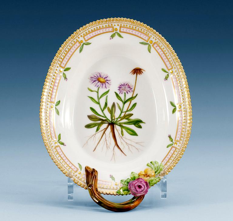 A Royal Copenhagen ´Flora Danica´ porcelain pickle dish, Denmark 1960´s-70´s, model 3540.