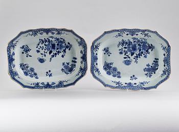 SKÅLFAT, 2 st,  porslin, Kina, Qianlong 1736-1795.