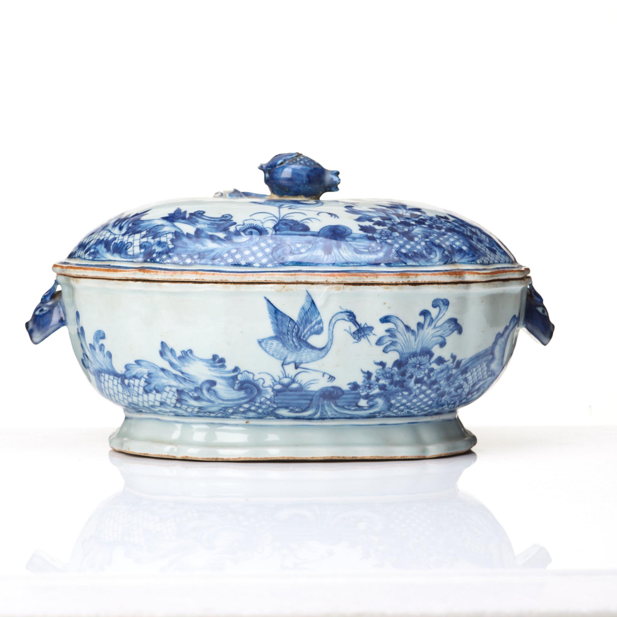 TERRIN med LOCK, vapenporslin. Qingdynastin, Qianlong (1736-95).
