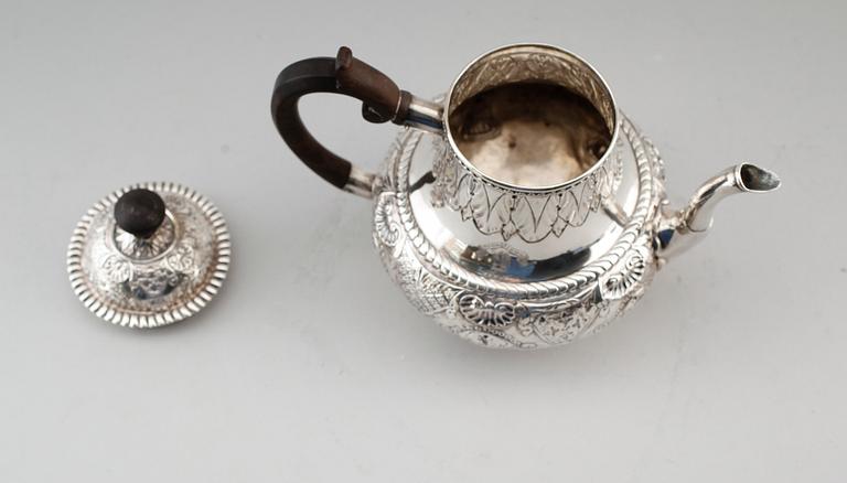 TEKANNA, silver, 1800-talets första del. Vikt ca 274 g.