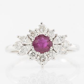 Ring 14K white gold with a ruby and brilliant- and marquise-cut diamonds.