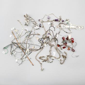 ARMBAND, mestadels silver, 1900-talets andra hälft. Total vikt ca 245 g.