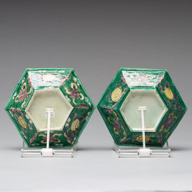 A pair of bisquit porcelain dishes, Qing dynasty, Kangxi (1662-1722).