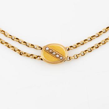 Chain and pendant in 18K gold with pearls.