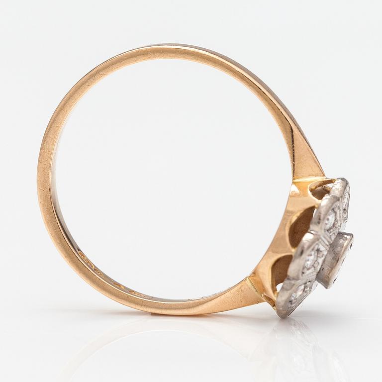 An 18K gold ring with diamonds ca. 0.35 ct in total. Kultakeskus, Hämeenlinna 1992.