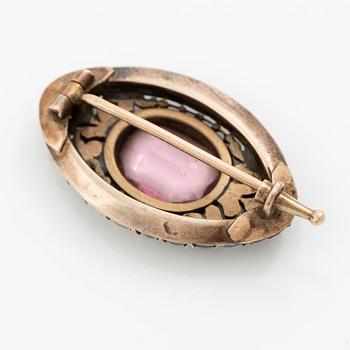 Brosch 14K guld och silver med en fasettslipad spinell samt gammal- och rosenslipade diamanter.