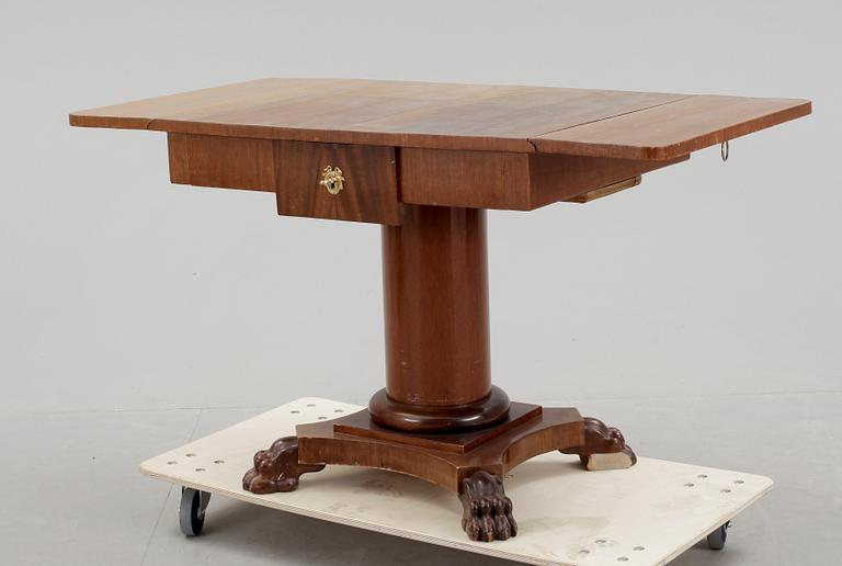 SALONGSBORD, Karl-Johan, 1800-talets första hälft.