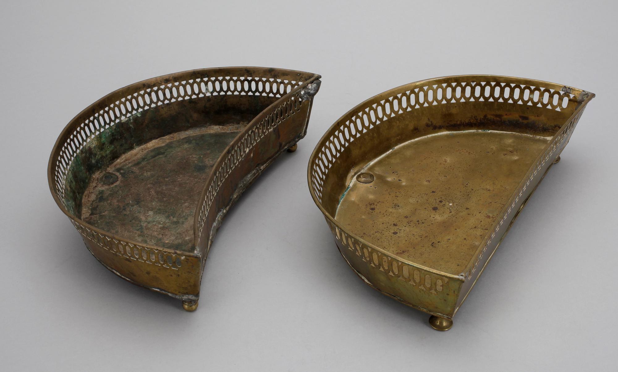 SPOTTKOPPAR, 2 st, mässing, empire, 1800-talets första hälft.