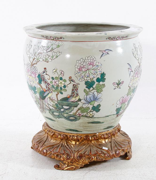 FISKDAMM PÅ KONSOL, porslin, Kina.