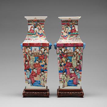 761. A pair of famille rose vases, Qing dynasty, 19th Century.