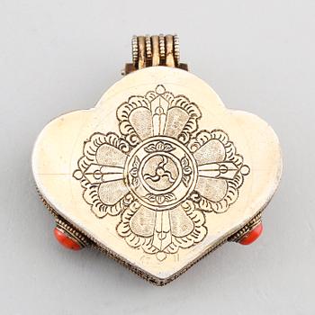 AMULETTDOSA/HÄNGE, möjligen förgyllt silver, orientalisk, omkring år 1900.