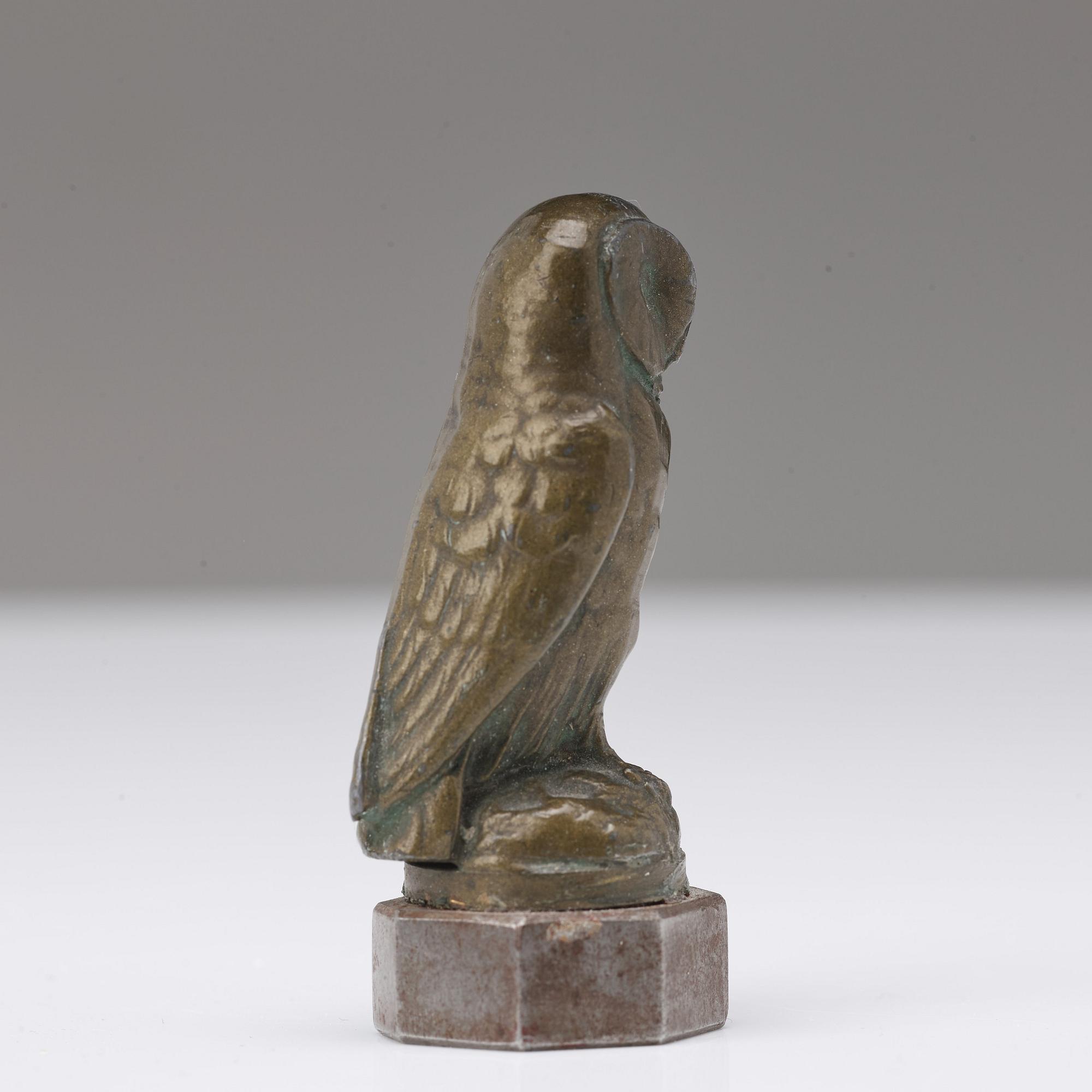 A 20th century bronze seal in shape of an owl.