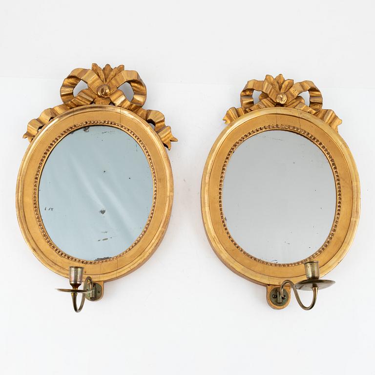 Spegellampetter, två stycken, för ett ljus, av Lago Lundén (spegelmakare i Stockholm 1773-1819), Gustavianska.
