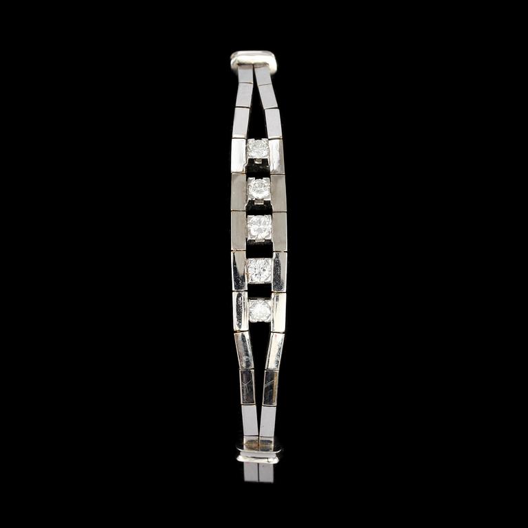 ARMBAND, 18k vitguld med 5 briljantslipade diamanter, tot ca 0,45 ct. Vikt 16 g.
