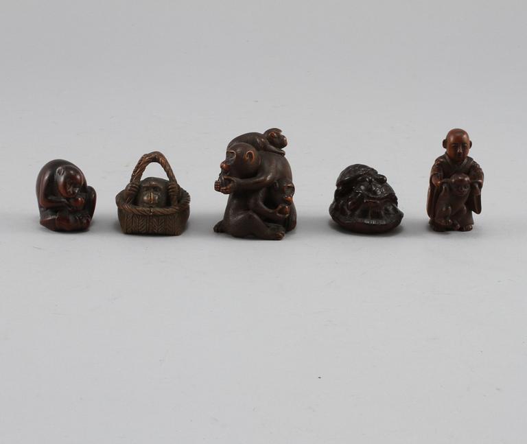 NETSUKES, 5 st, trä, Japan, Meiji (1868-1912).