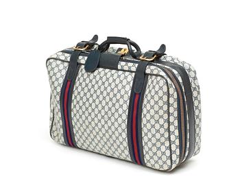 621. A travelling bag by Gucci.