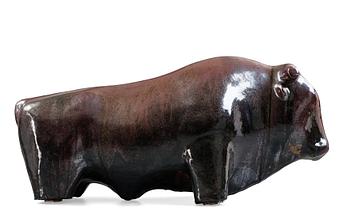 386. Ulla & Gustav Kraitz, An Ulla & Gustav Kraitz glazed stoneware sculpture of a bull, Fogdarp, Förslöv, Sweden.