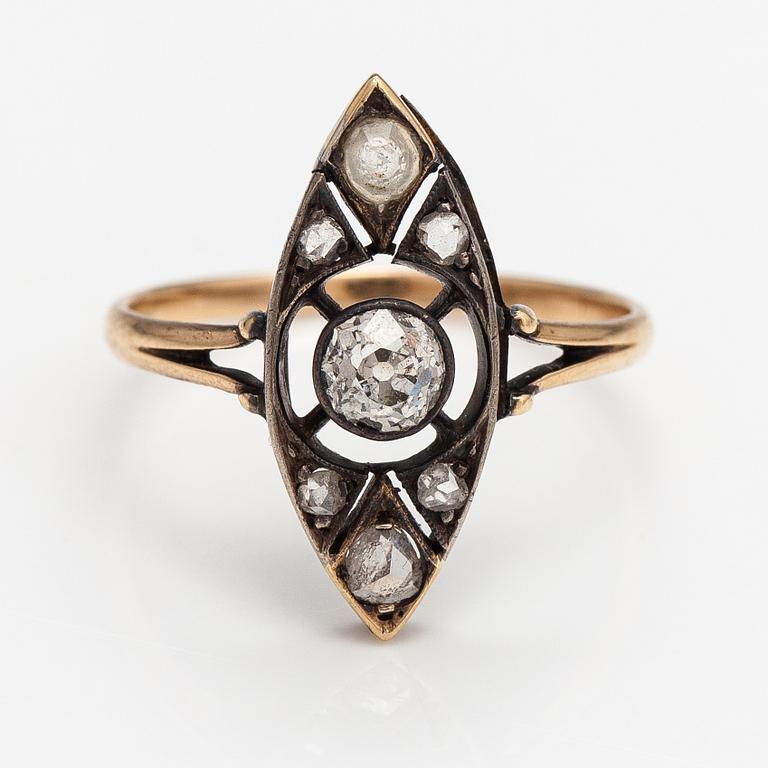Ring, 14K guld, gammalslipad diamant ca 0.25 ct, rosenslipade diamanter och en syntetisk sten. Ryssland.